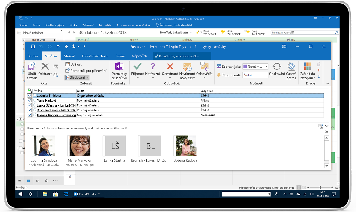 Tablet zobrazující sledování a přeposílání žádostí o odpovědi ohledně účasti na schůzce v Outlooku
