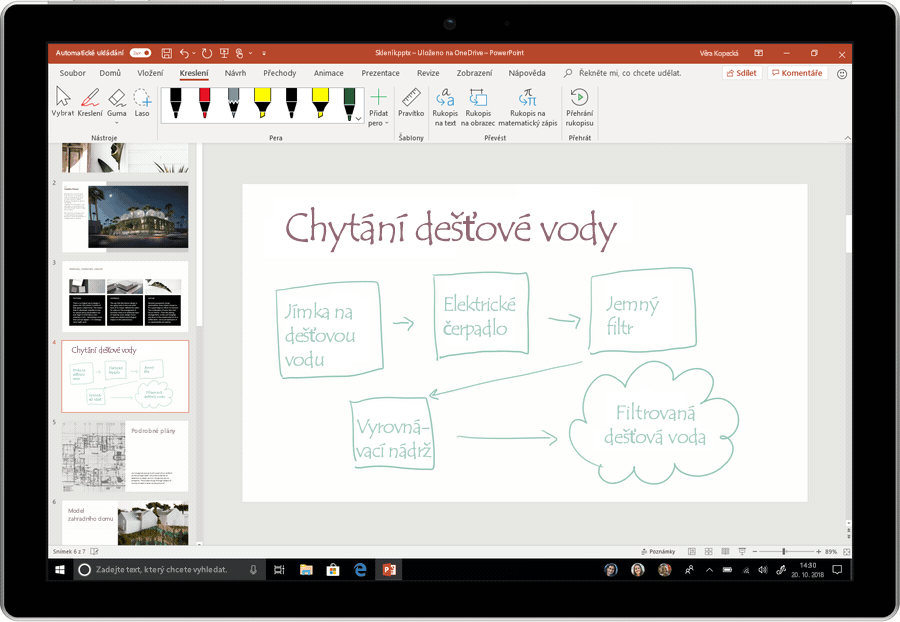 Animovaný snímek obrazovky znázorňuje postup převedení rukopisu na text v PowerPointu.