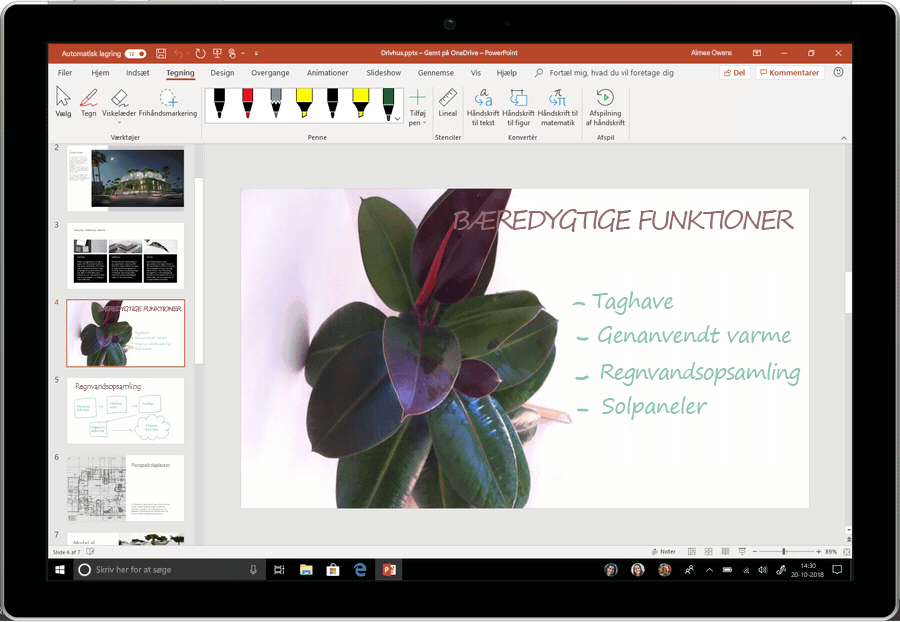 Et animeret skærmbillede med Designforslag på en PowerPoint-slide.