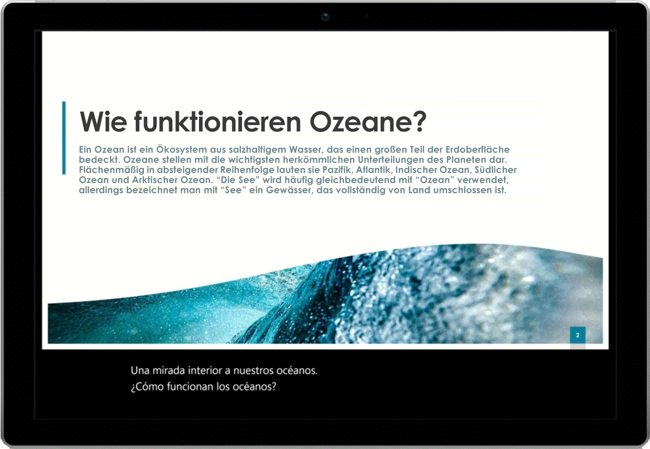 Ein Tablet mit einer PowerPoint-Folie über Ozeane und Liveuntertiteln am unteren Bildschirmrand