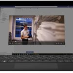 Abbildung eines geöffneten Laptops mit einem Video in Microsoft Teams