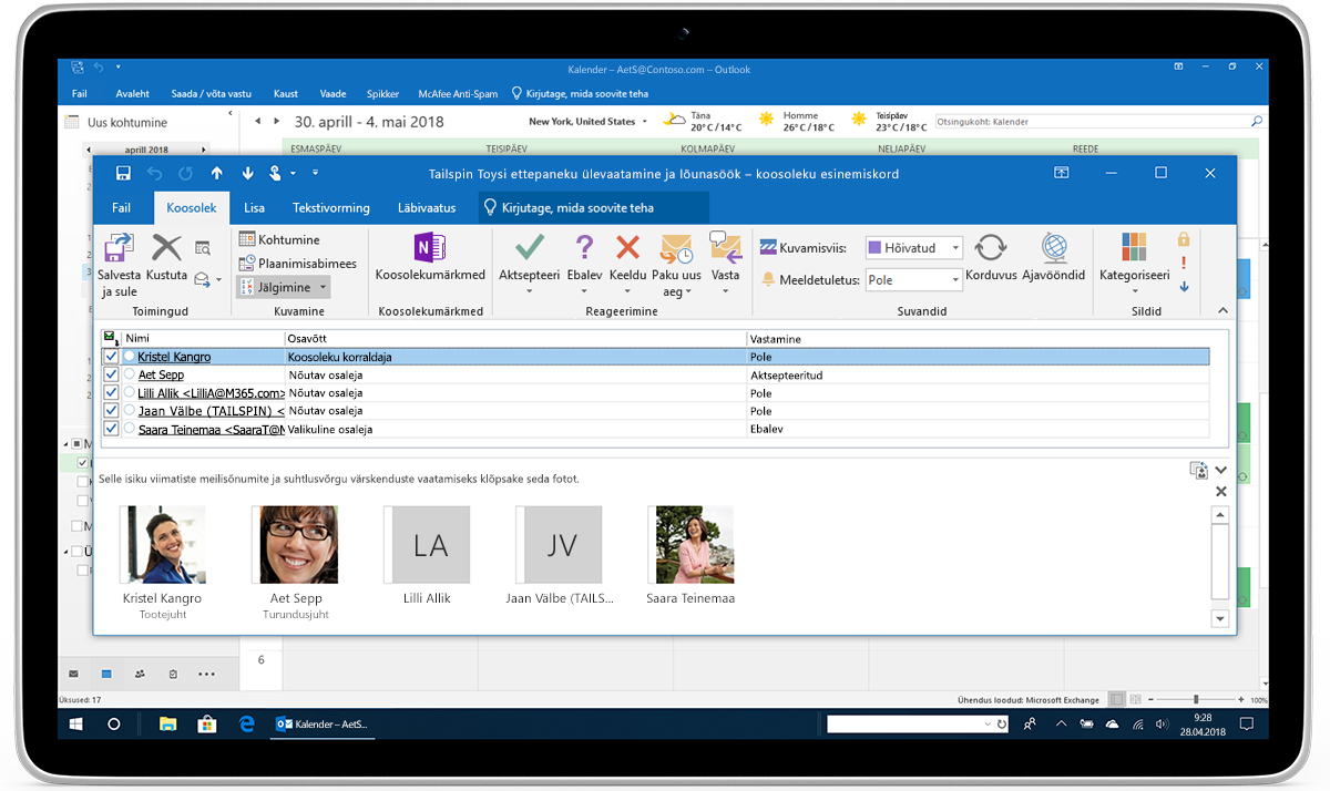 Tahvelarvuti ekraanil on näha Outlooki koosoleku osalemisvastuste jälgimise ja edasisaatmise kuva