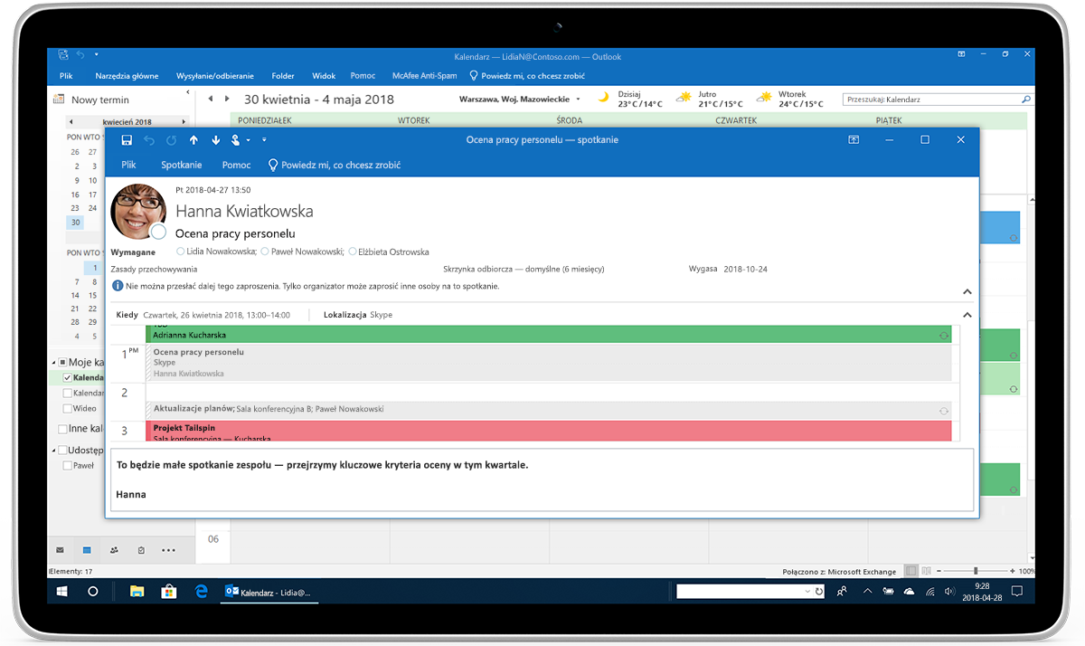 Tablet z wyświetlonym zaproszeniem na spotkanie w programie Outlook.