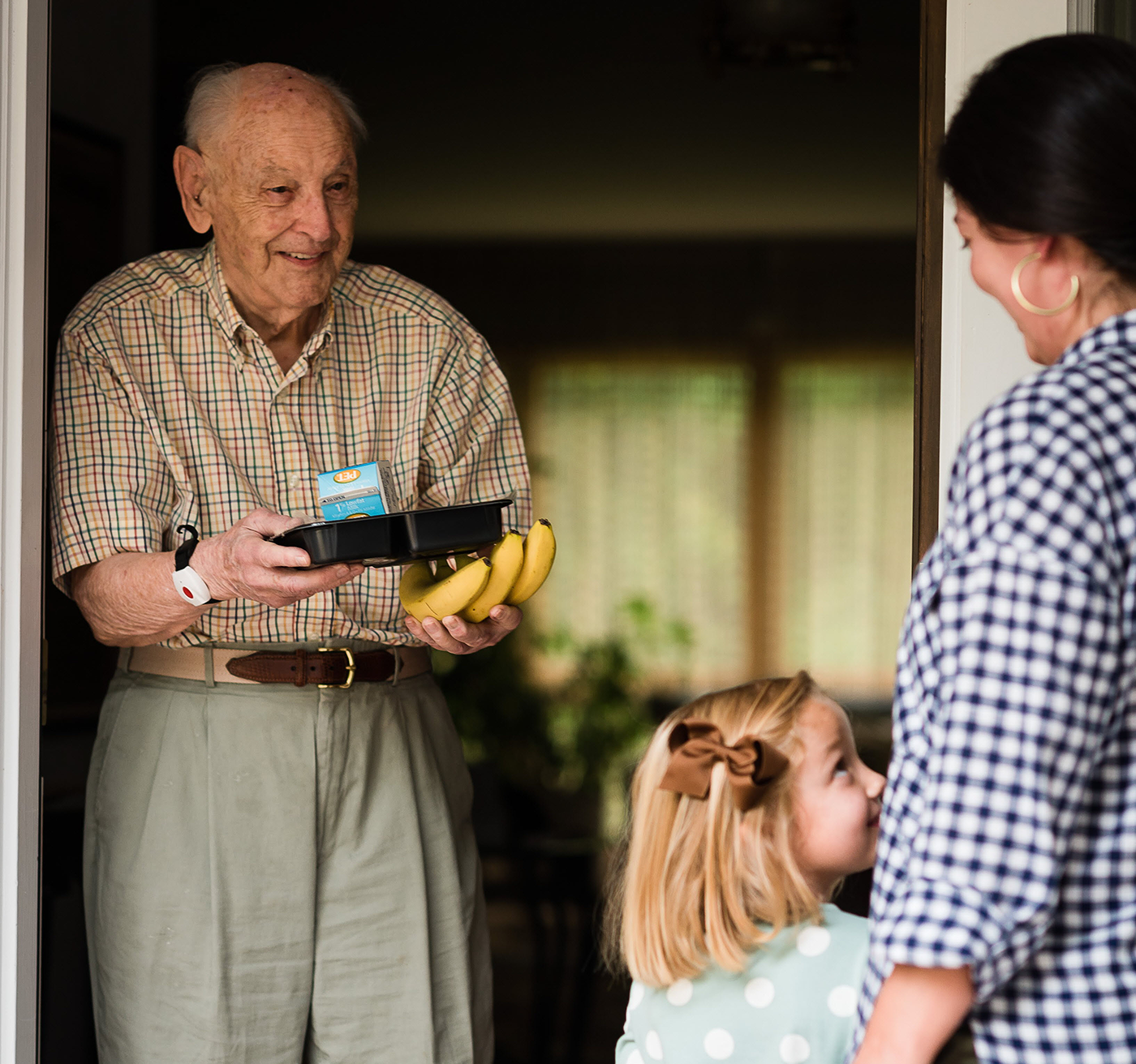 Zdjęcie mężczyzny odbierającego towary od firmy Meals on Wheels.