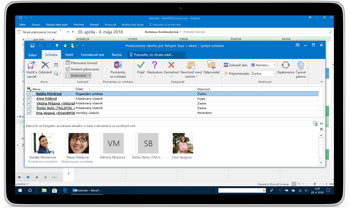 Tablet zobrazujúci sledovanie účasti na schôdzi a preposielanie v Outlooku