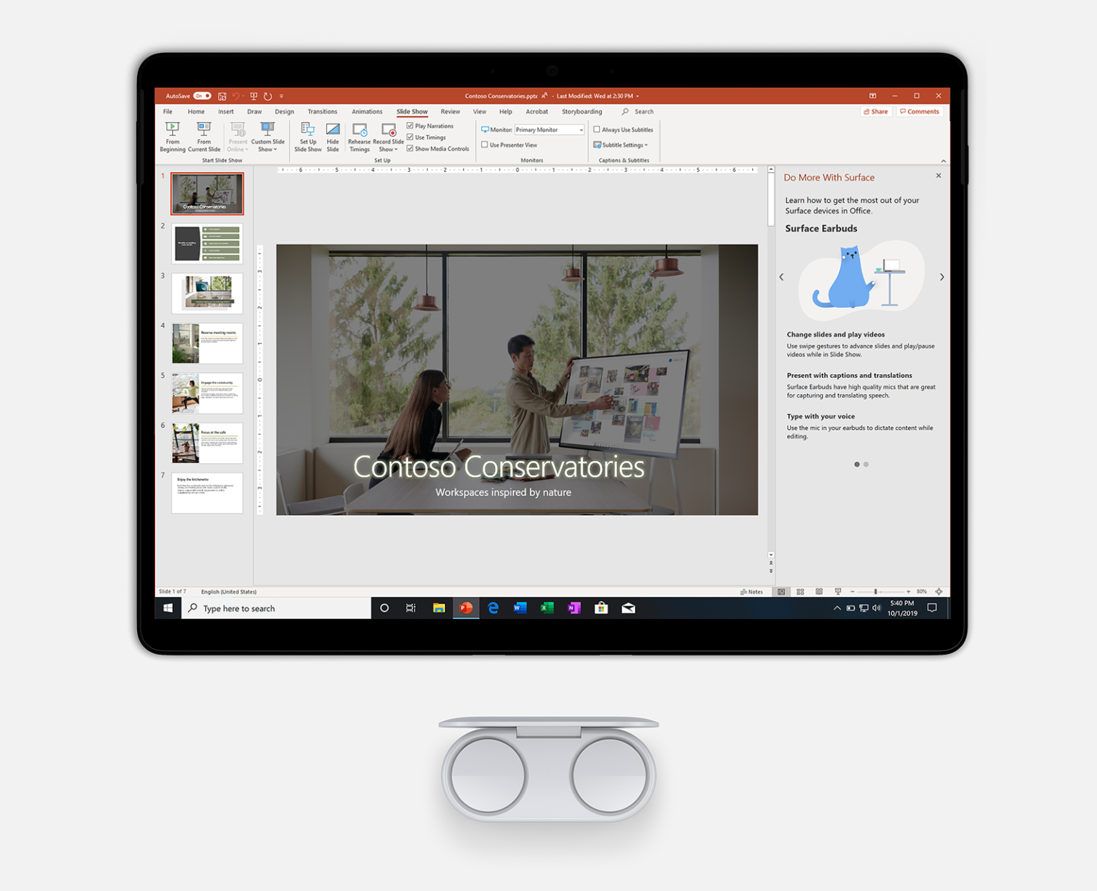 صورة Earbuds وSurface Pro 7 تعرض PowerPoint.