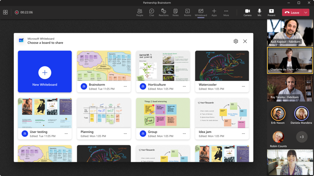 Microsoft Whiteboard включва курсори за сътрудничество, повече от 50 нови шаблона, контекстни реакции и възможност за отваряне на съществуващи табла и сътрудничество с външни колеги в събрания на Teams.