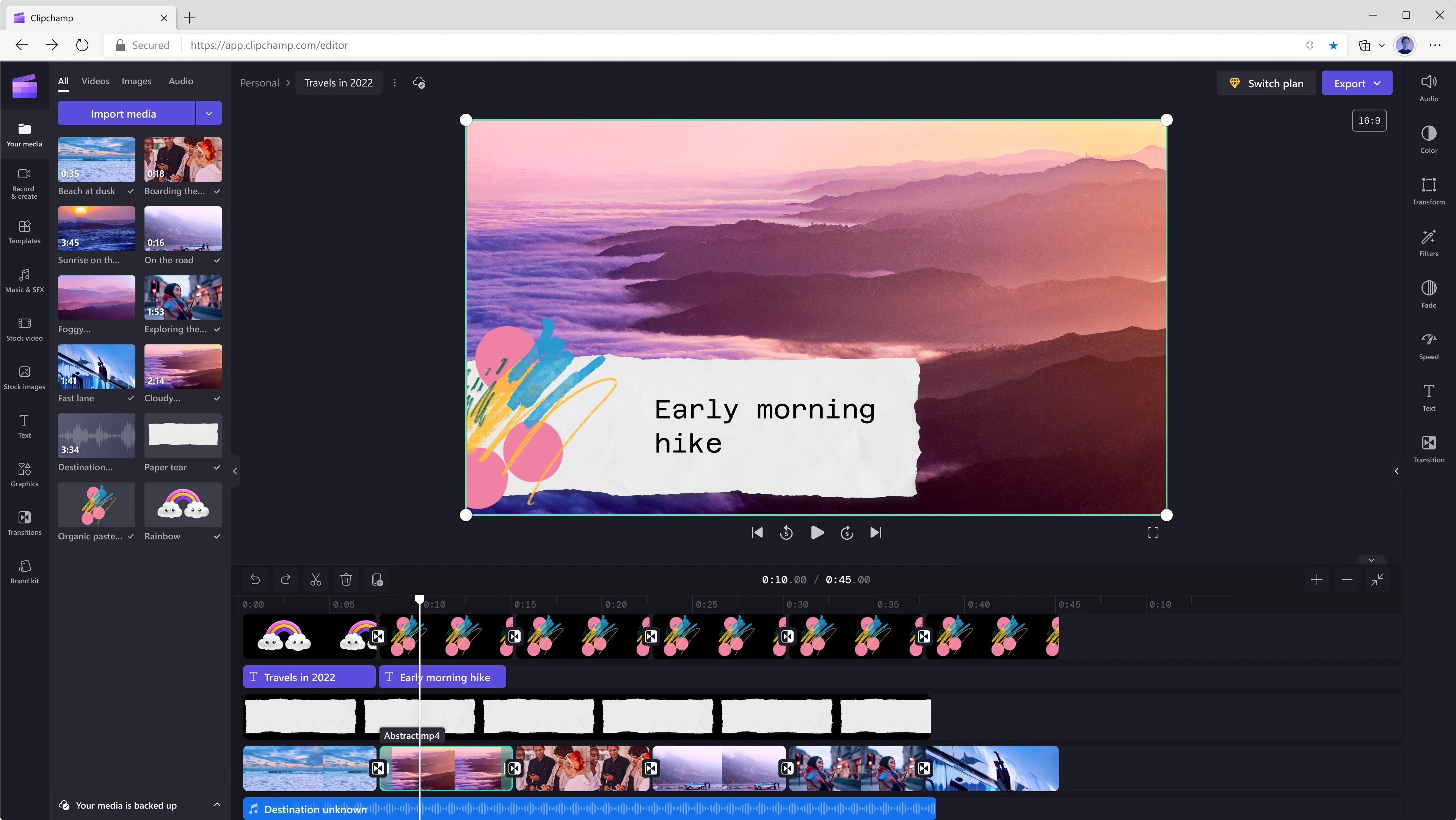 Потребител редактира 45-секундно видео с помощта на Clipchamp. Кадърът на 10 секунди показва планини и облаци с виолетов оттенък, с насложен върху кадъра текст „Разходка рано сутрин“. 