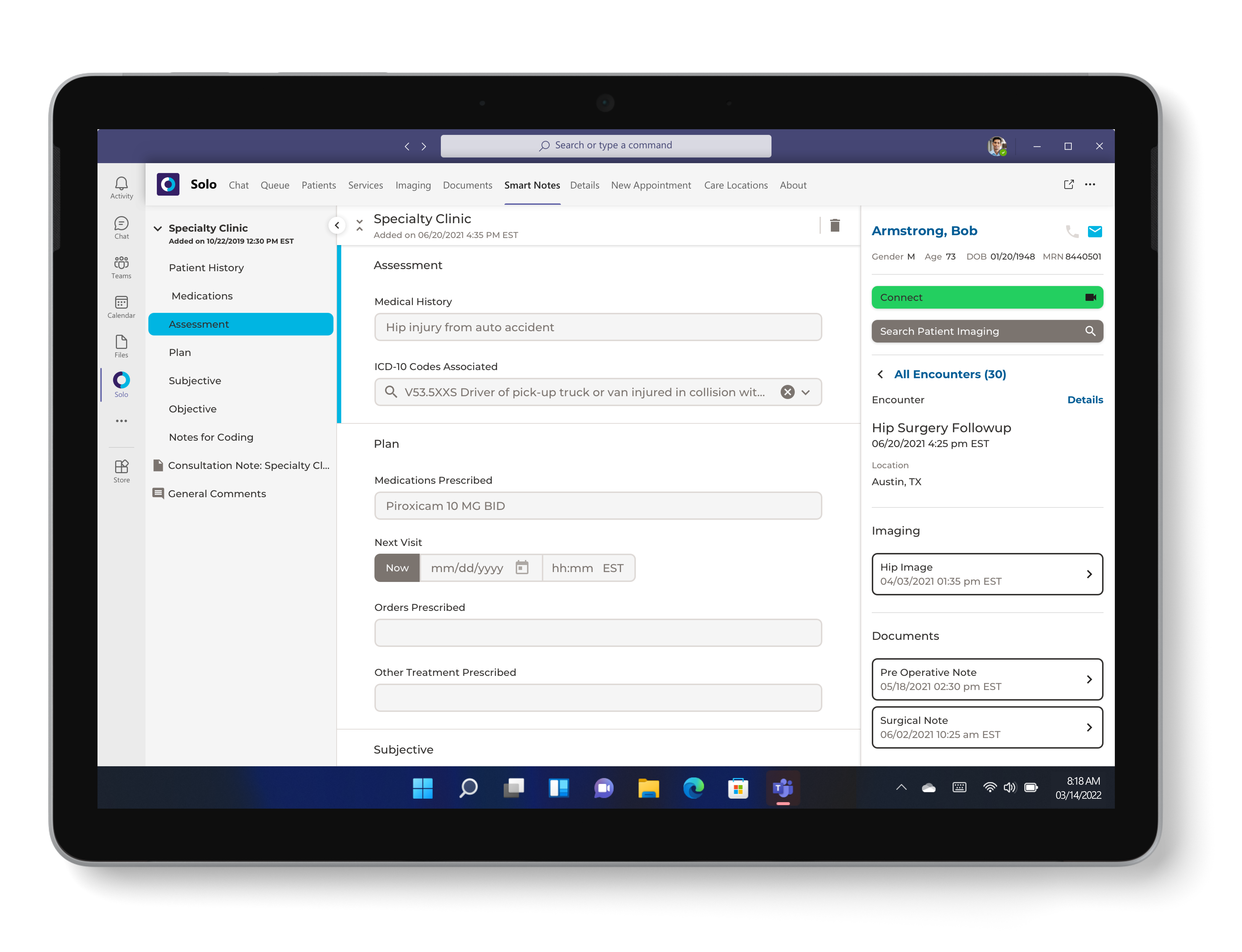 Tablet zobrazující kartu pro specializované klinické hodnocení programu Teladoc Health Solo T M s Microsoft Teams včetně jména pacienta, poznámek k posouzení úrazu, podrobností o zdravotním plánu a snímků a dokumentů v souboru