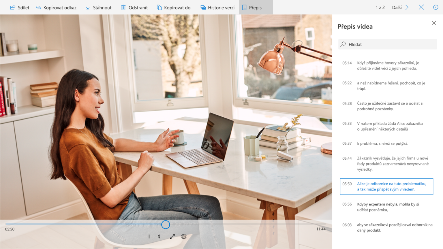 Snímek obrazovky ukazuje video a přepis videa na bočním panelu vpravo.