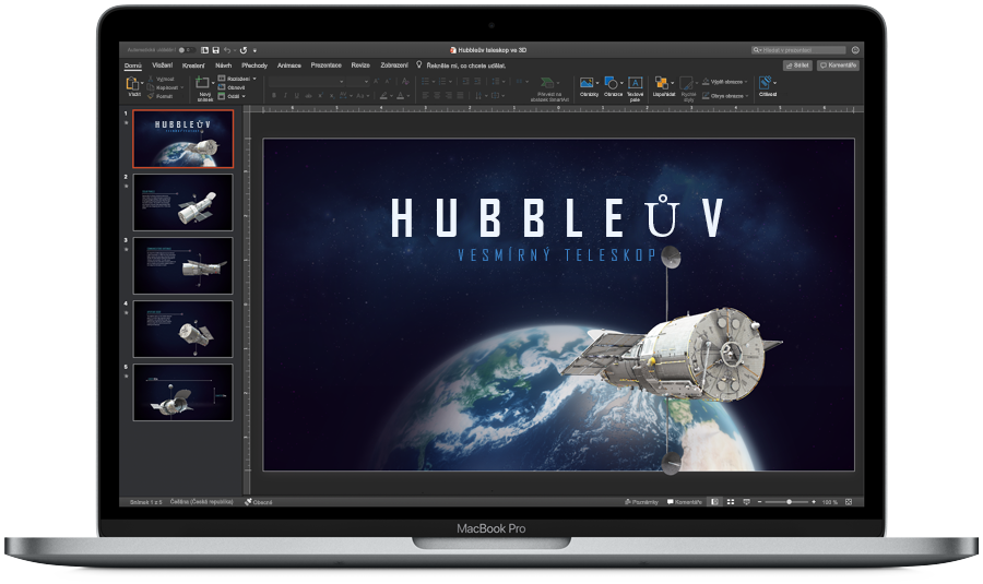 Obrázek otevřeného MacBooku Pro se zobrazeným PowerPointem v tmavém režimu.