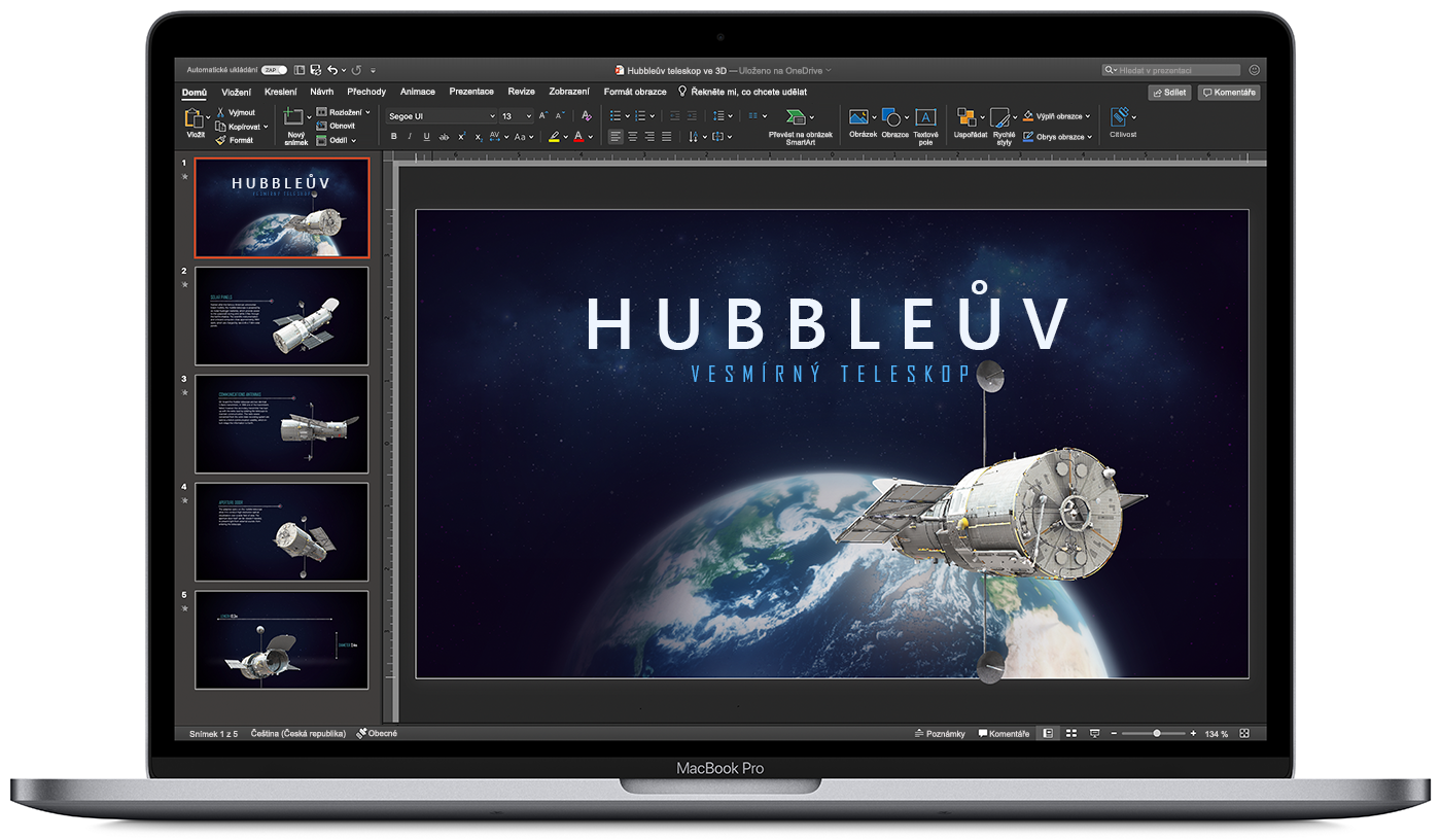 Obrázek otevřeného MacBooku se zobrazeným PowerPointem v tmavém režimu.