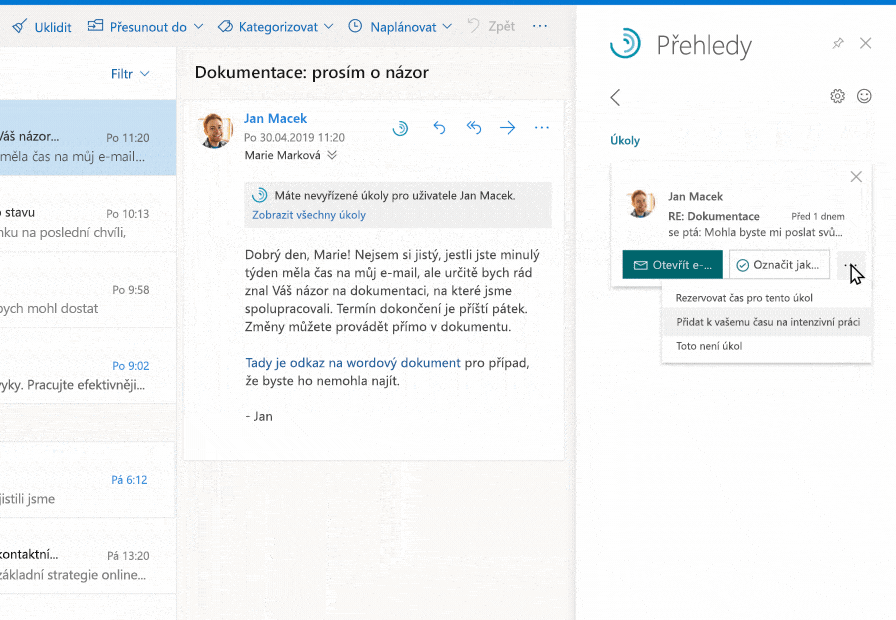 Vložený návrh v Outlooku zvýrazňuje nevyřízený úkol od odesílatele e-mailu. Uživatel tento úkol přidá do nadcházejícího bloku pro intenzivní práci.