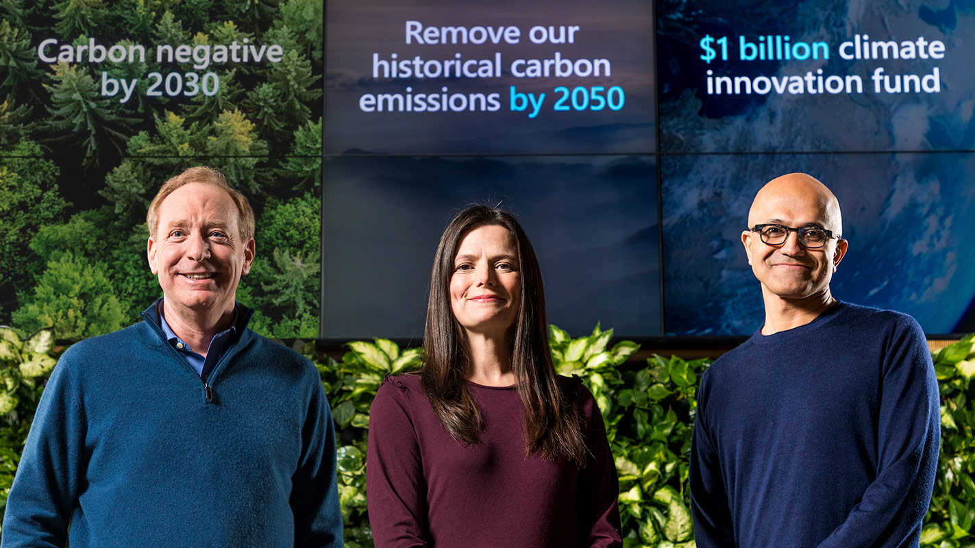 Microsoft President Brad Smith, Chief Financial Officer Amy Hood und CEO Satya Nadella bei der Vorstellung des neuen Klimaschutzprogramms