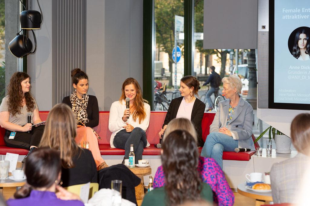 Paneldiskussion mit vier Frauen