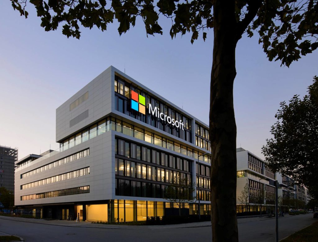 Auf dem Bild ist das Microsoft Gebäude in München am Abend zu sehen.
