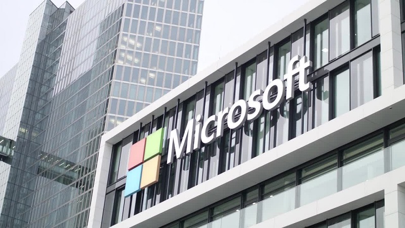 Das Bild zeigt die Microsoft Zentrale in München-Schwabing mit dem Schriftzug Microsoft