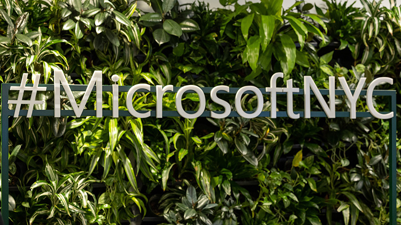 MicrosoftNYC Schriftzug vor grünen Pflanzen