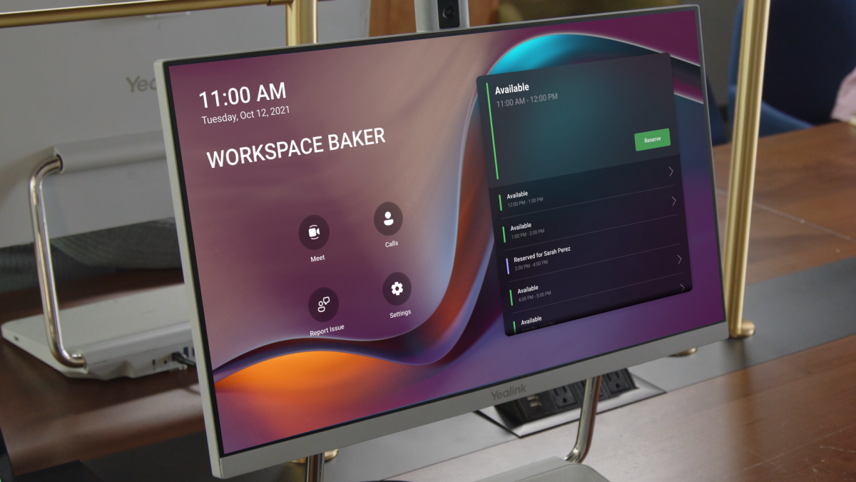 Schnelles Auffinden und Reservieren flexibler Arbeitsbereiche im Büro mit Hot Desking in der Microsoft Teams-Anzeige. Yealink deskVision AIO24 ist ein neues, großes 24-Zoll-Teams-Display, das mit einem Touchscreen und PC sowie mobilen Lademöglichkeiten ausgestattet ist.