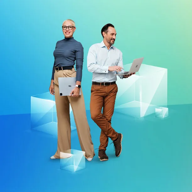 Zwei lächelnde Personen vor blaugrünem Hintergrund mit Glasähnlichen Würfeln.