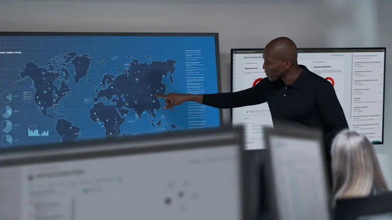 CISO (Chief Information Security Officer), der in einem Security Operations Center mitarbeitet.