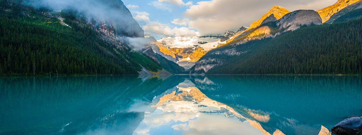 Photo of a lake and mountains in Alberta, Canada.