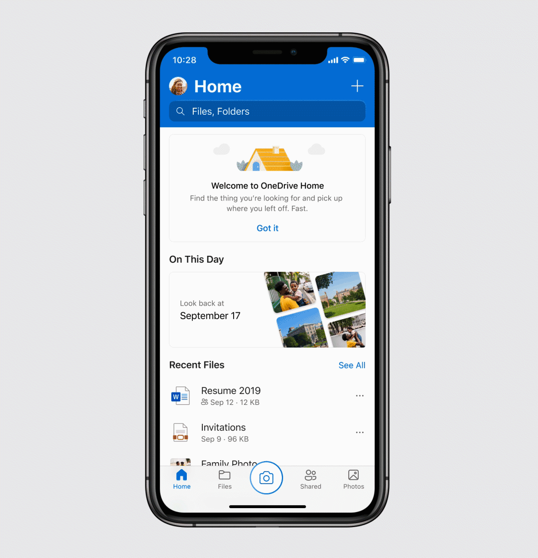 このスクリーンショットは、OneDrive ウィジェットを iPhone にインストールすると、最近使用したファイルについての情報や家族の思い出に簡単にアクセスできることを表しています。