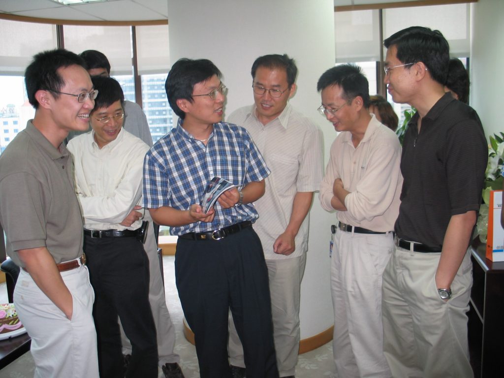 Microsoft Research Asia founders Harry Shum and Baning Guo sharing a moment with their fellow researchers in the lab’s early days.