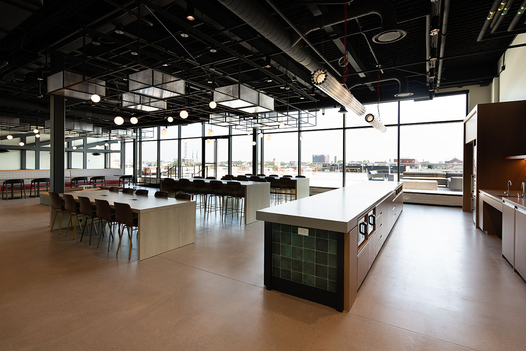 Microsoft Reseach Montreal's expansive cafeteria and kitchen. Microsoft Reseach La grande cafétéria et la cuisine de Montréal.