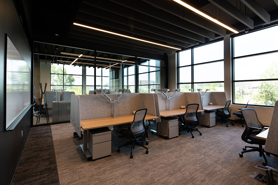 Open cubicle office spaces at Microsoft Research Montreal. Ouvrir des bureaux cubiques chez Microsoft Research Montréal.