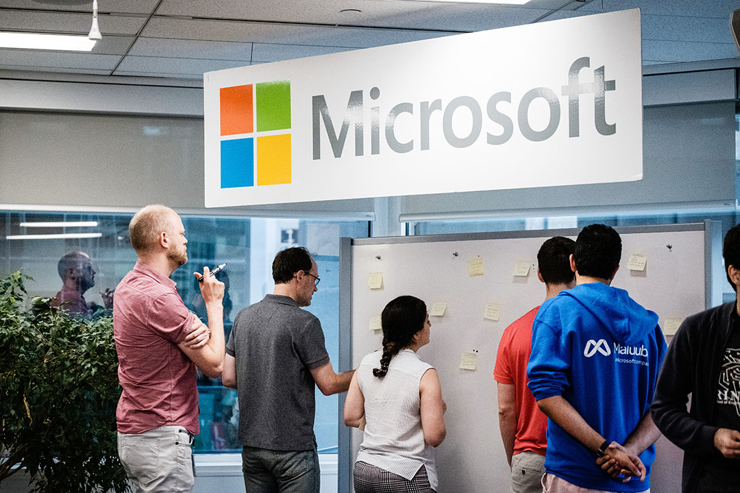 Microsoft Research Montreal researchers and interns participating in a fun activity. Des chercheurs et des stagiaires de Microsoft Research Montréal participent à une activité amusante.