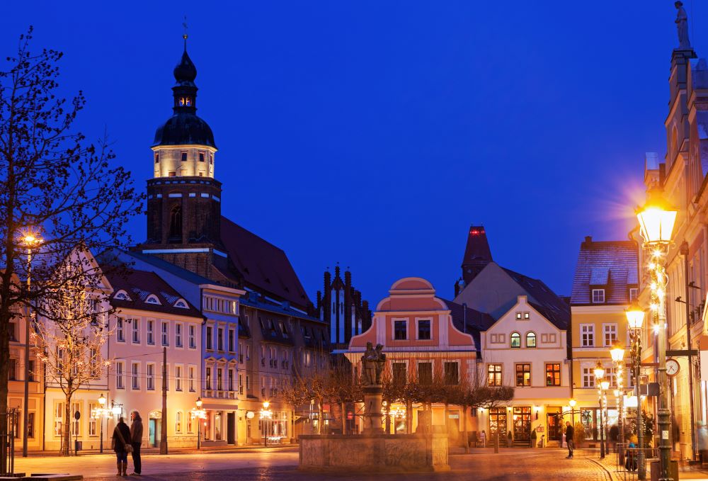 德国勃兰登堡州科特布斯/乔希布兹的阿尔特马克特和圣尼古拉教堂，夜间照明。