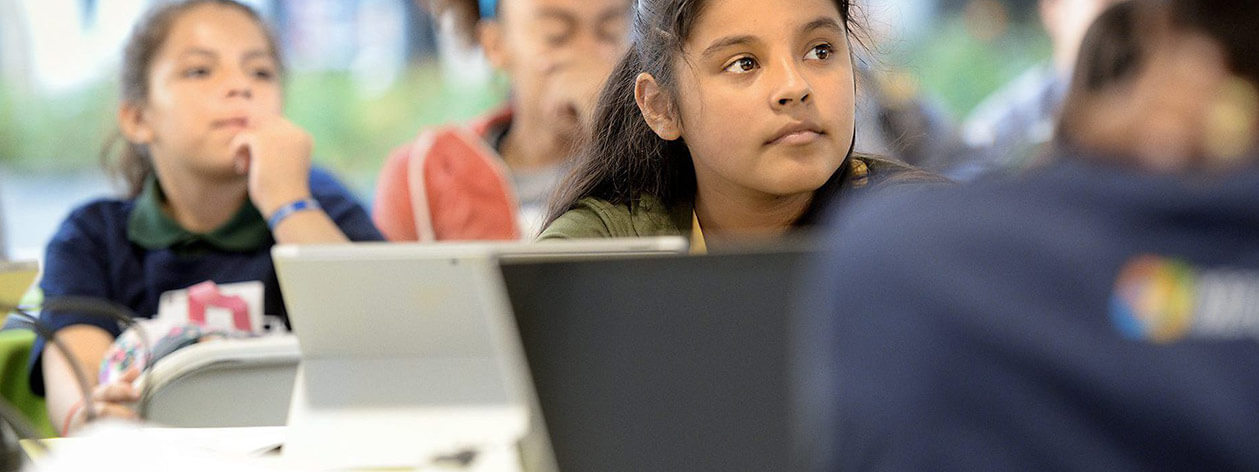 Crianças em uma sala de aula usando computadores Microsoft Slate
