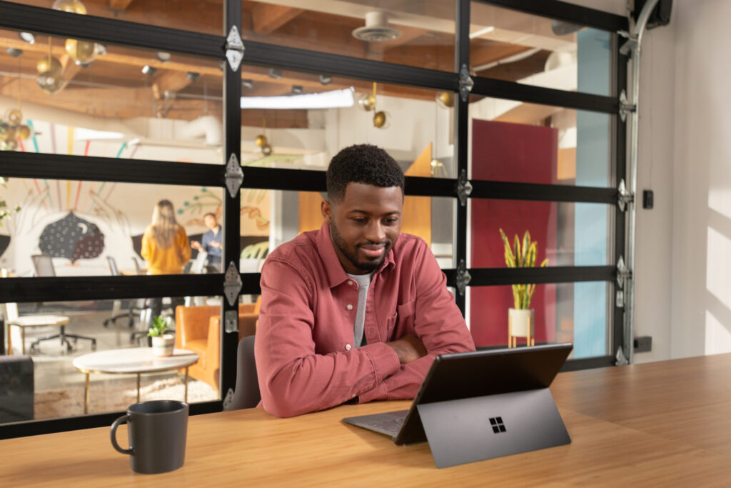 Un trabajador híbrido concentrado en el dispositivo Surface.