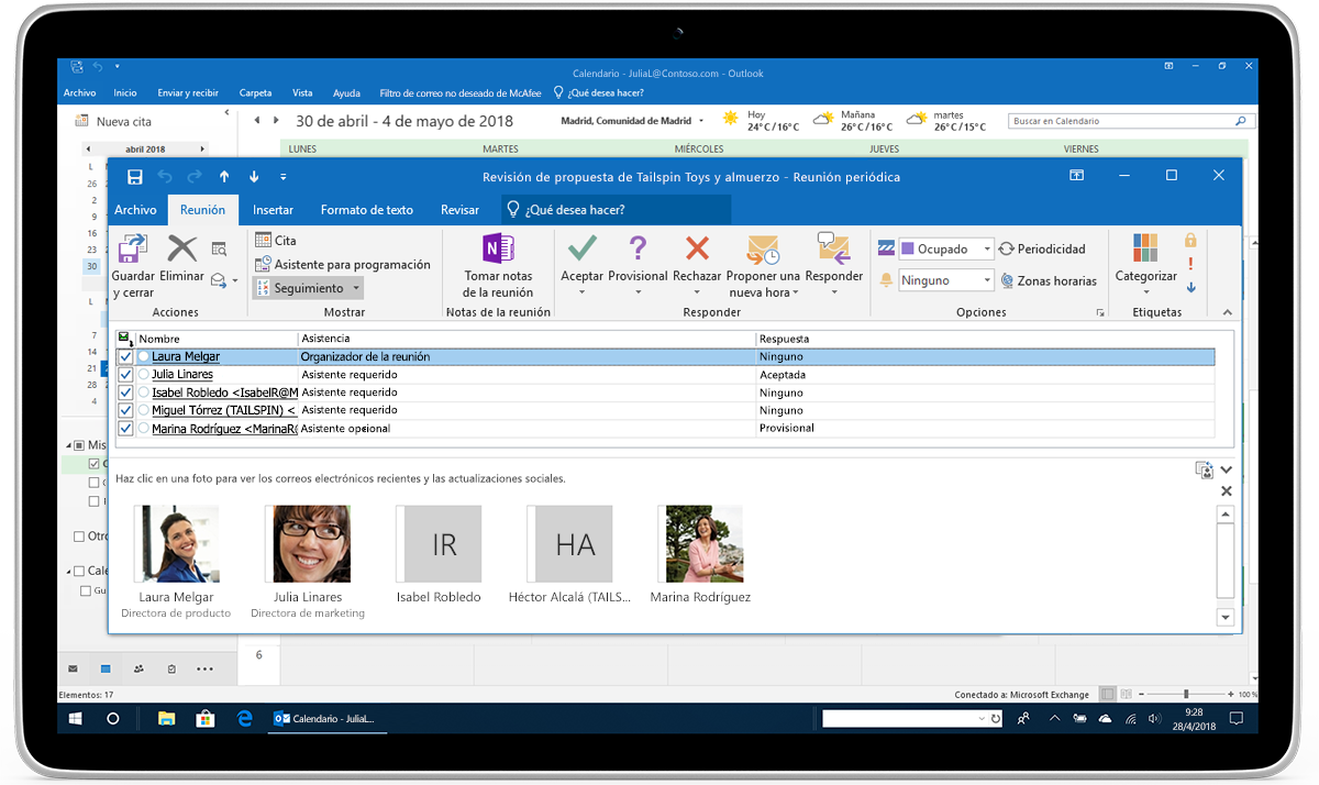 Una tableta en la que se muestra el seguimiento y reenvío de RSVP de reuniones en Outlook
