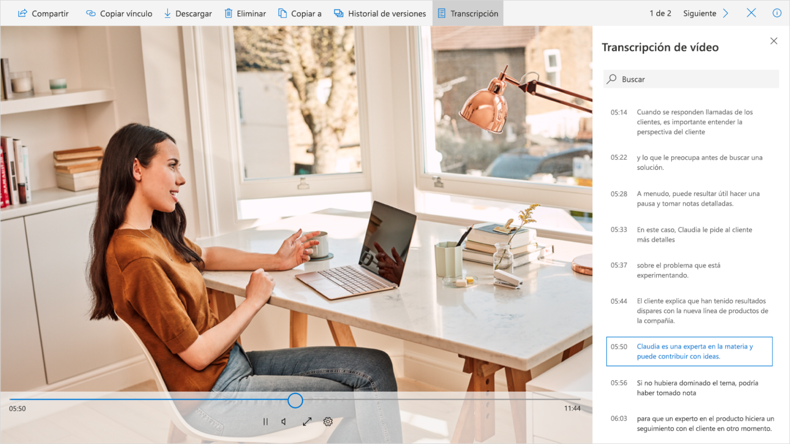 Una captura de pantalla muestra un vídeo y una transcripción de vídeo en la barra lateral derecha.