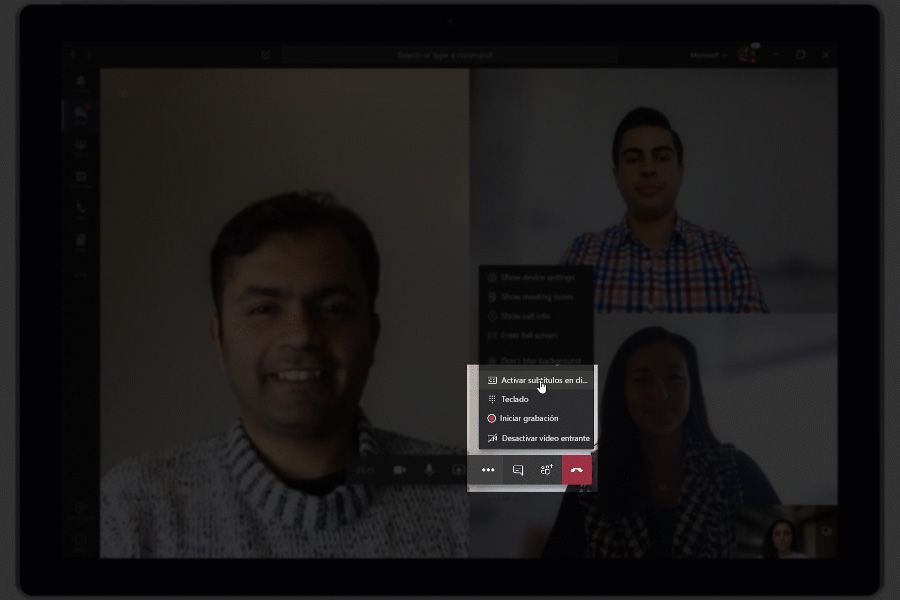 Imagen en la que se muestra el uso de subtítulos en directo en Teams.