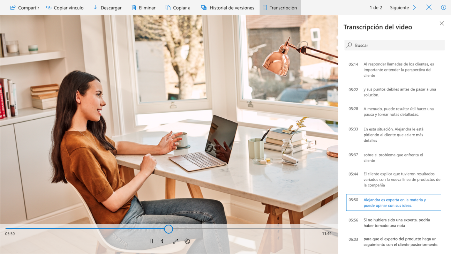 Una captura de pantalla muestra un video y una transcripción de video en la barra lateral derecha.