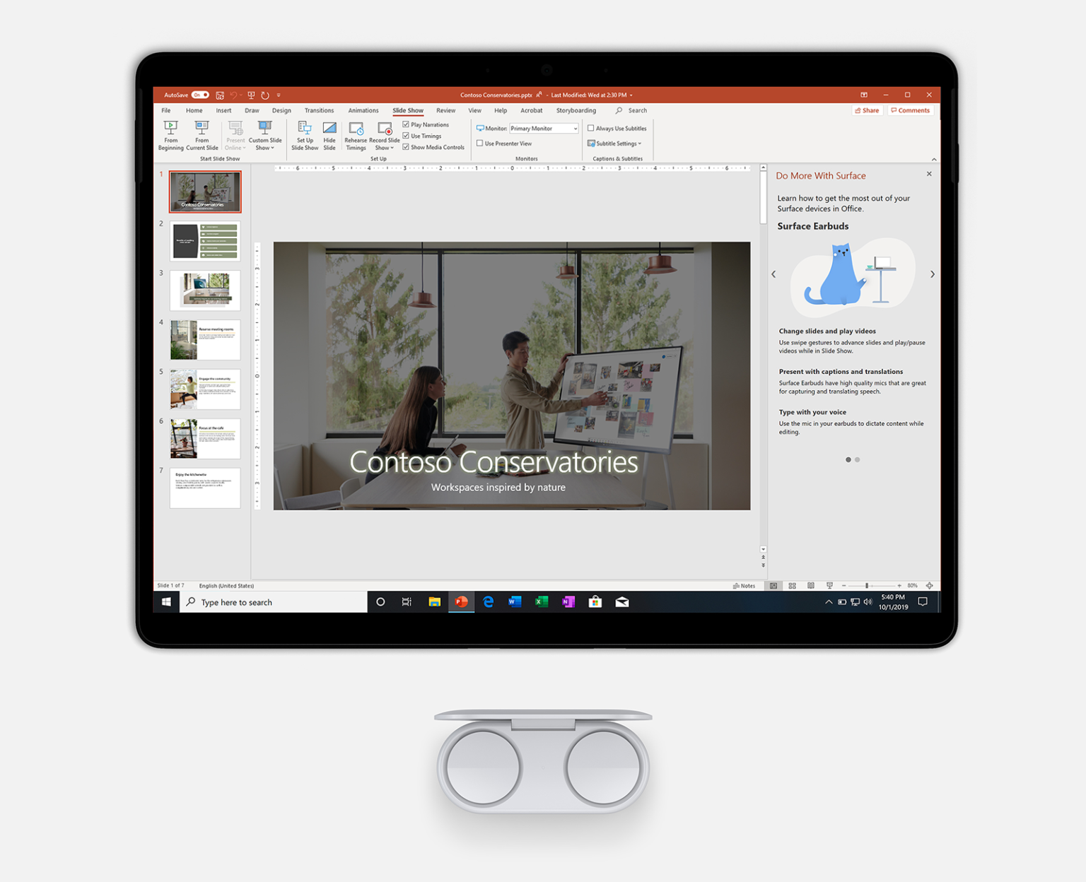 Kuva nappikuulokkeista ja Surface Pro 7 -laitteesta, jossa näkyy PowerPoint.