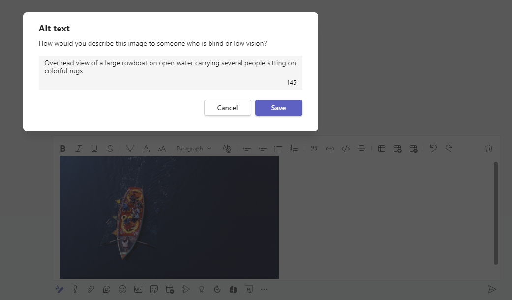Finestra di chat di Teams che mostra la finestra di dialogo per aggiungere testo alternativo a un'immagine. L'istruzione dice “Come descriveresti questa immagine a persone non vedenti o ipovedenti?” 