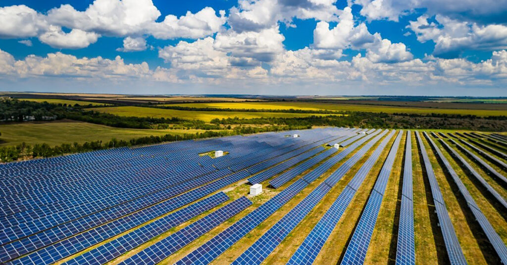 広大な敷地に広がる太陽光発電システム