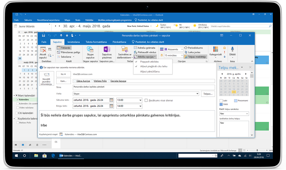 Planšetdators, kurā attēlotas atbildes opcijas uz sapulces pieprasījumu programmā Outlook.