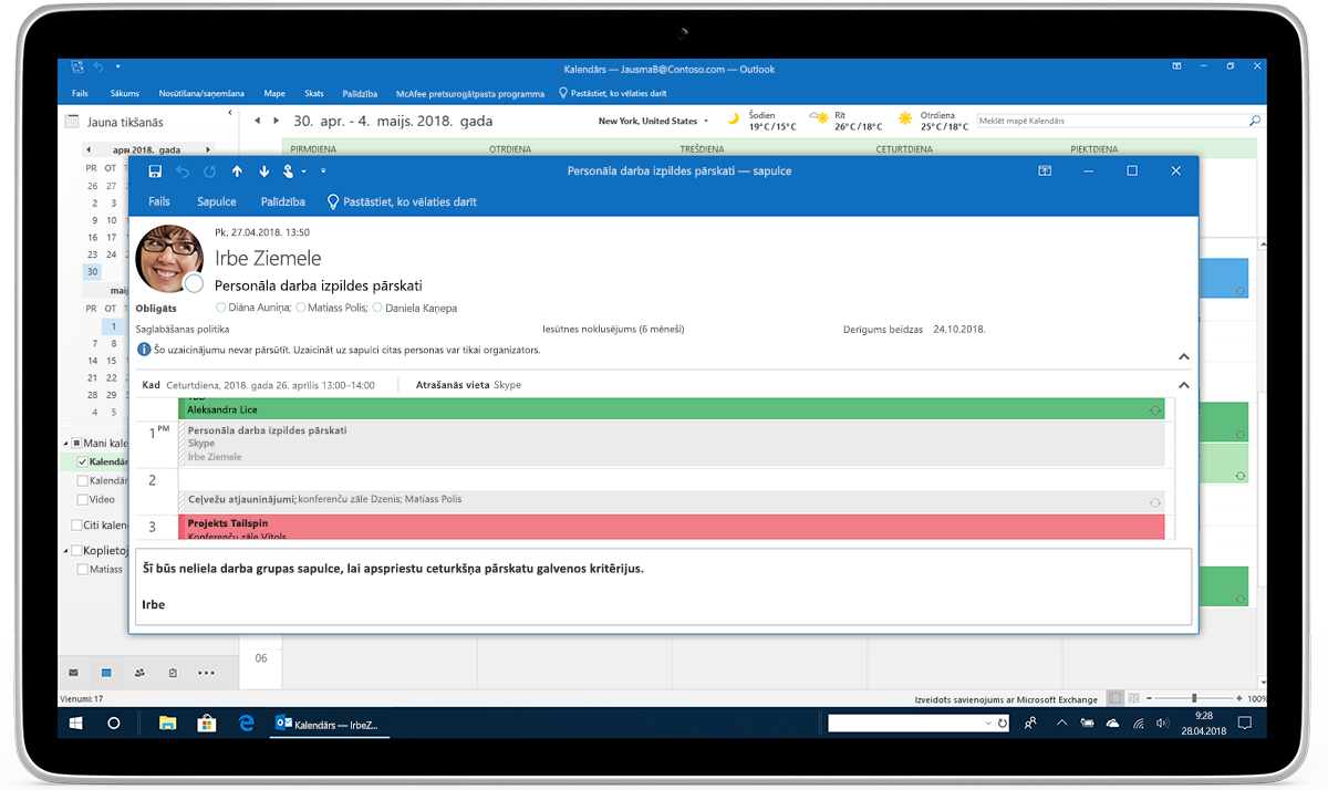Planšetdators, kurā attēlots sapulces uzaicinājums programmā Outlook.