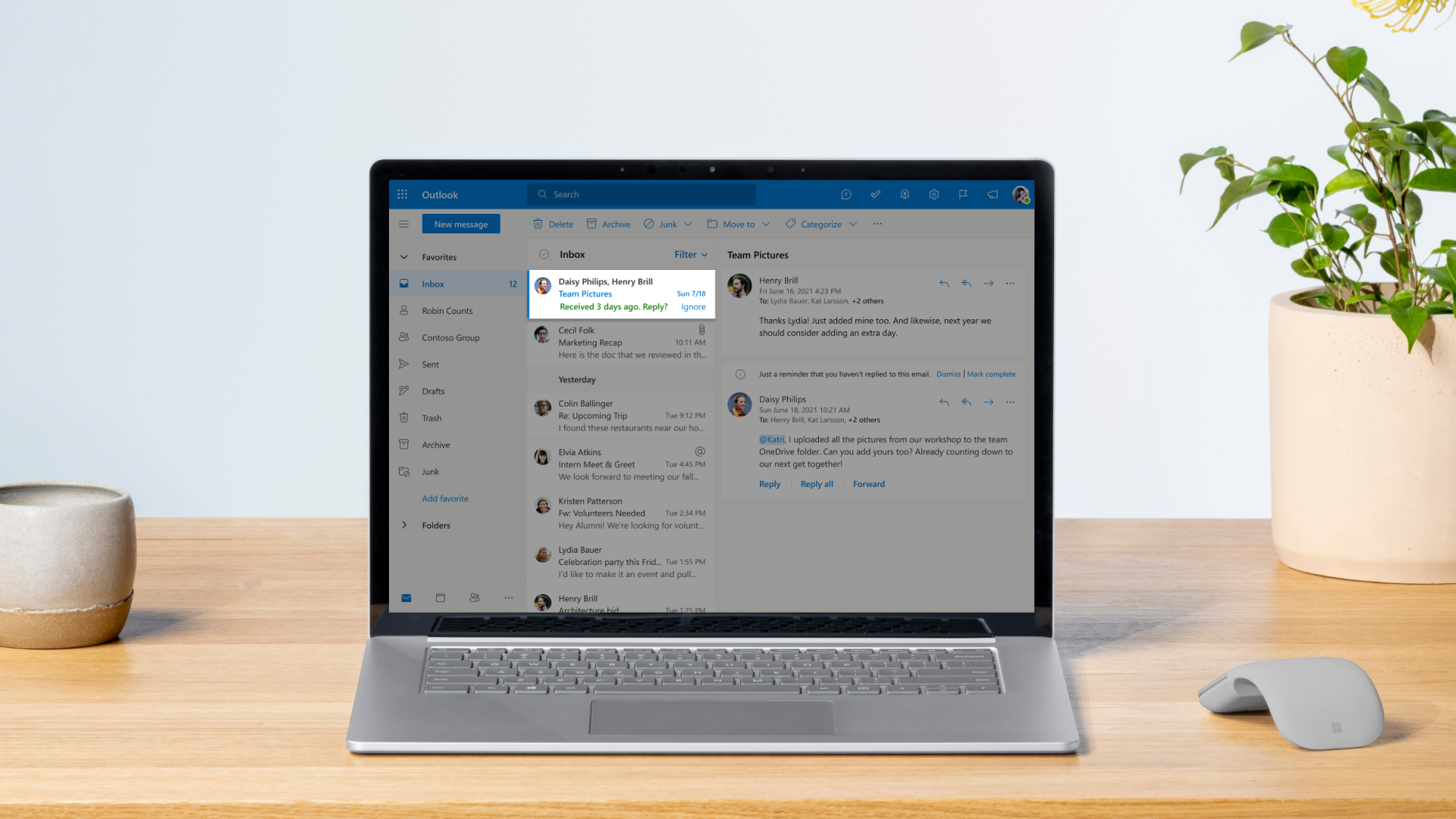Windows-pc met Outlook voor het web, met een bericht waarin Outlook de gebruiker eraan herinnert om een bericht van 3 dagen geleden te beantwoorden 