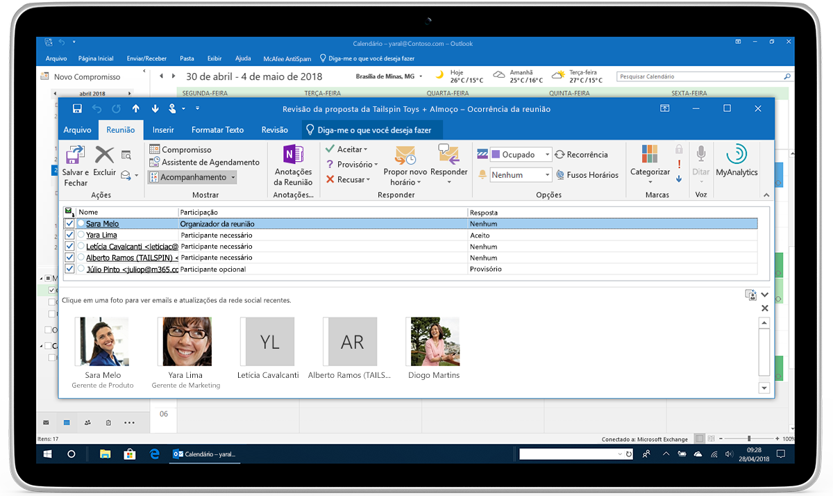 Um tablet exibe o acompanhamento e encaminhamento de RSVP no Outlook