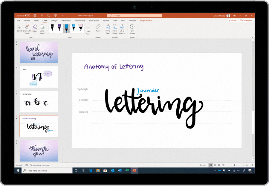 Imagine animată cu literele animate în timpul adăugării la un diapozitiv din Microsoft PowerPoint.