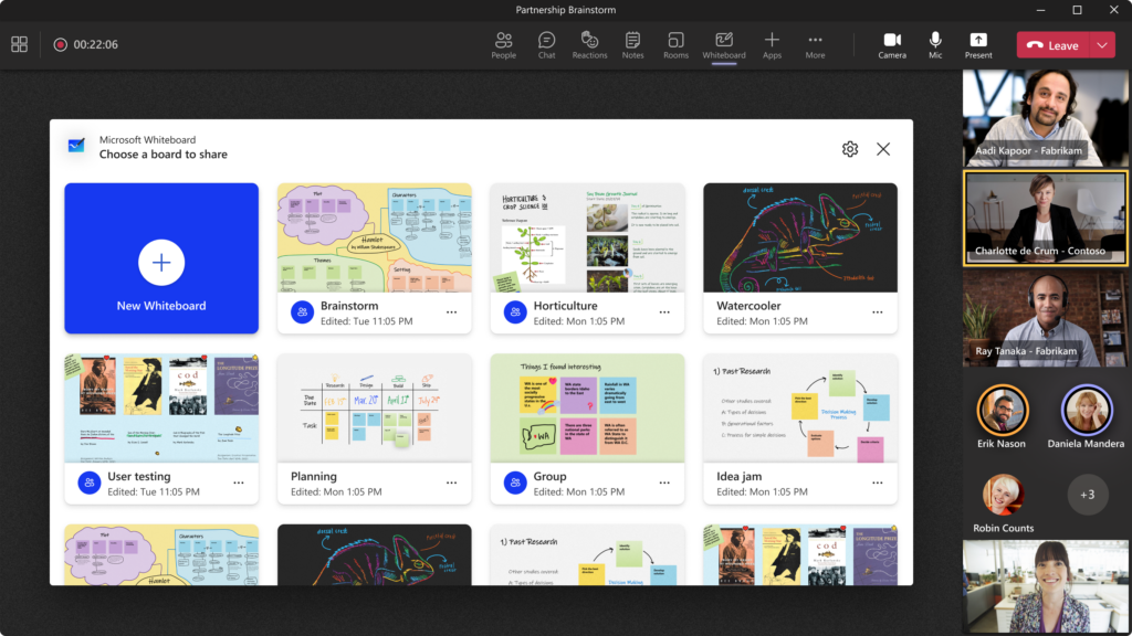 Microsoft Whiteboard innehåller samarbetsmarkörer, mer än 50 nya mallar, sammanhangsbaserade reaktioner och möjligheten att öppna befintliga tavlor och samarbeta med externa kollegor i Teams-möten.