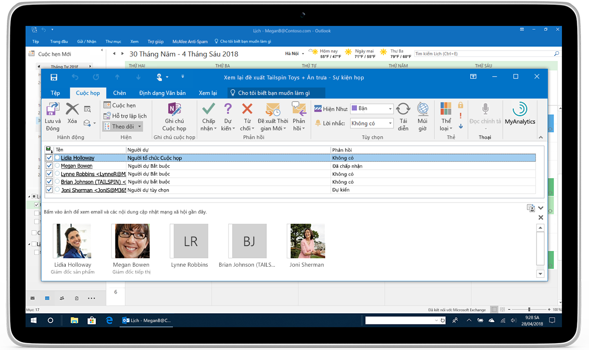 Máy tính bảng hiển thị việc theo dõi và chuyển tiếp RSVP cuộc họp trong Outlook